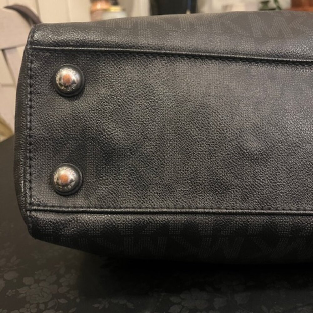 Michael Kors Cynthia Handbag - Picture 4 of 15